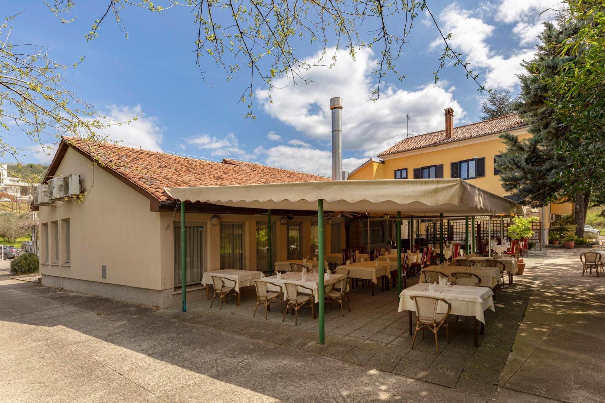 Restaurant Bric Dekani Bagian luar foto