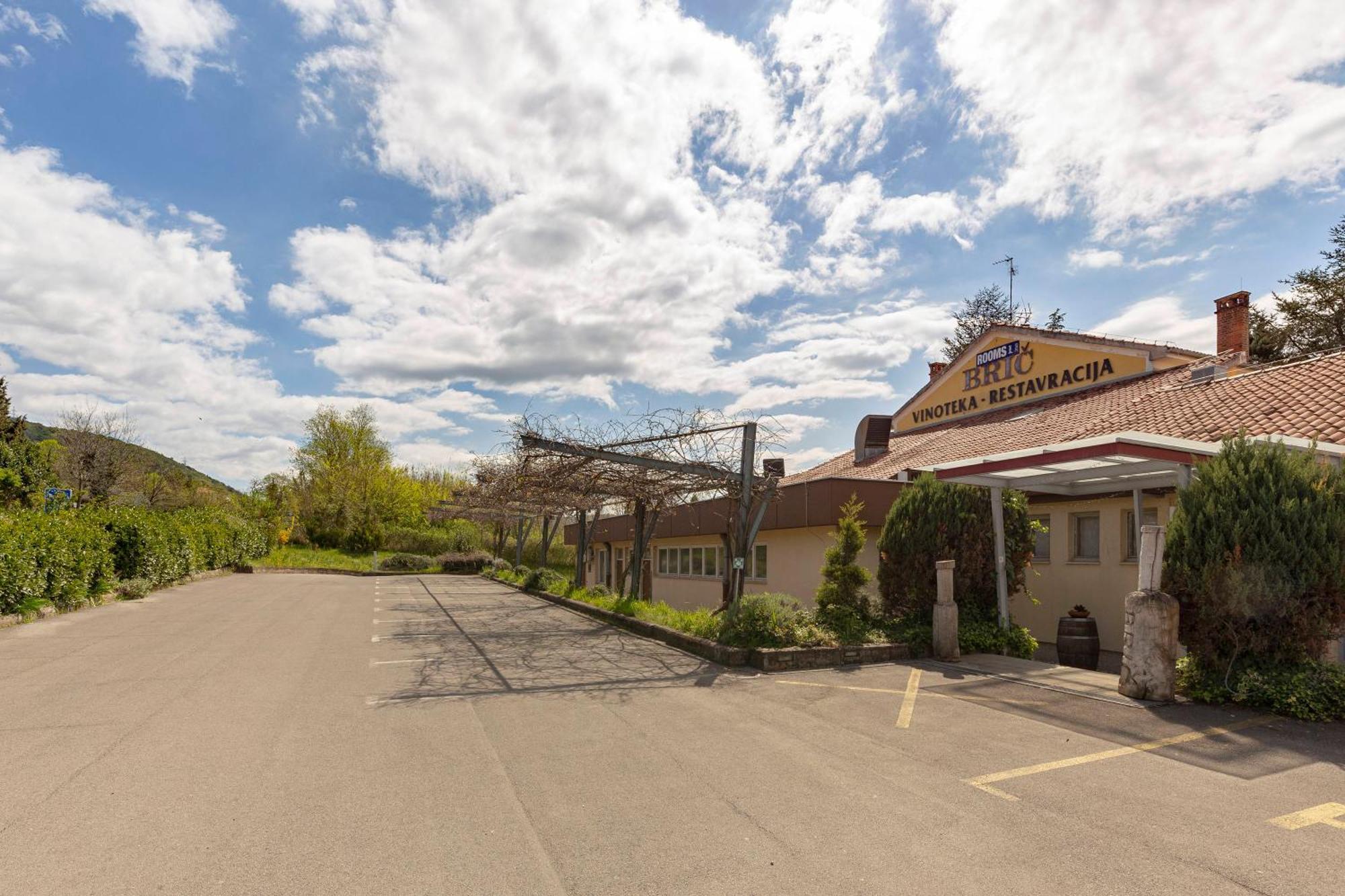 Restaurant Bric Dekani Bagian luar foto
