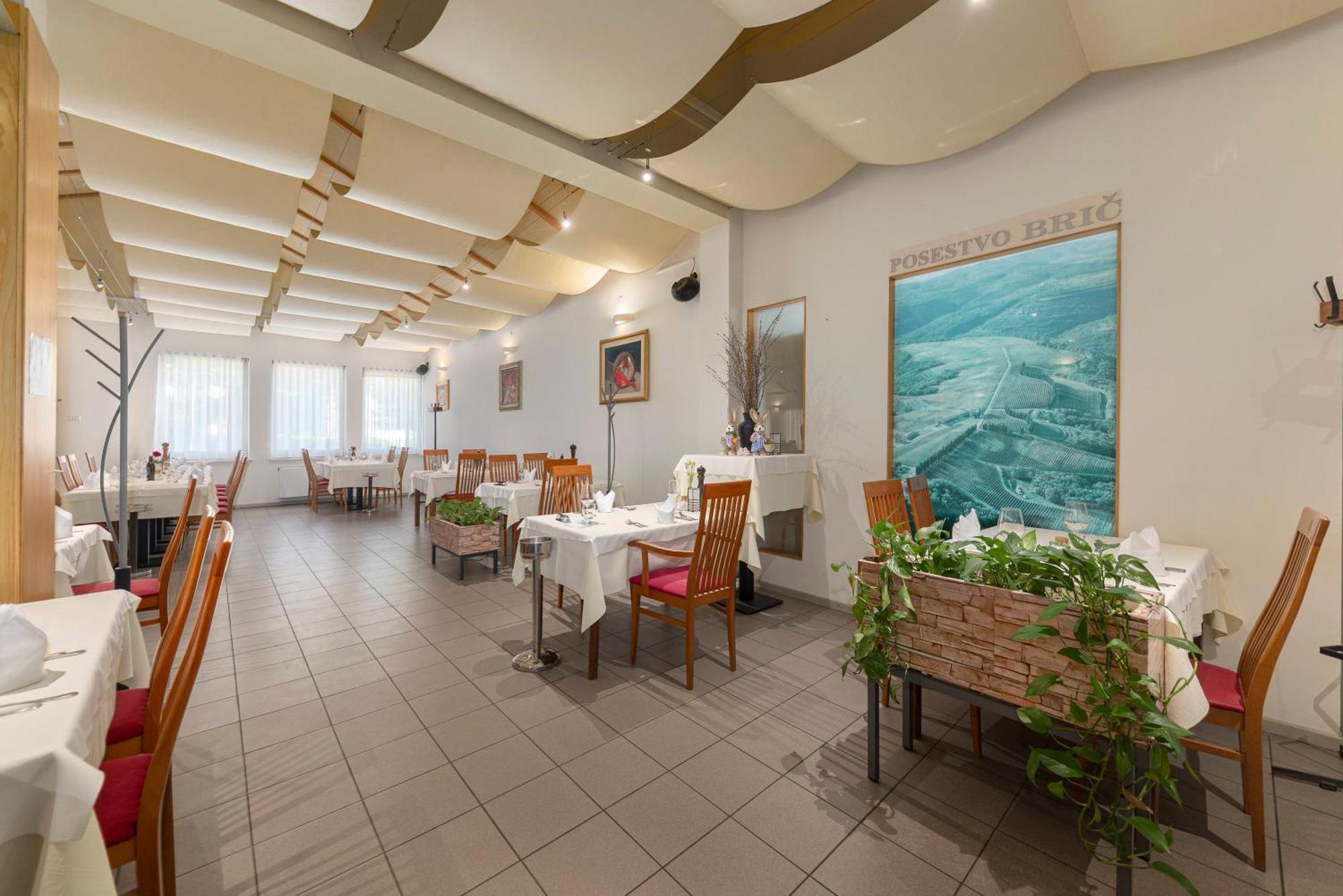 Restaurant Bric Dekani Bagian luar foto