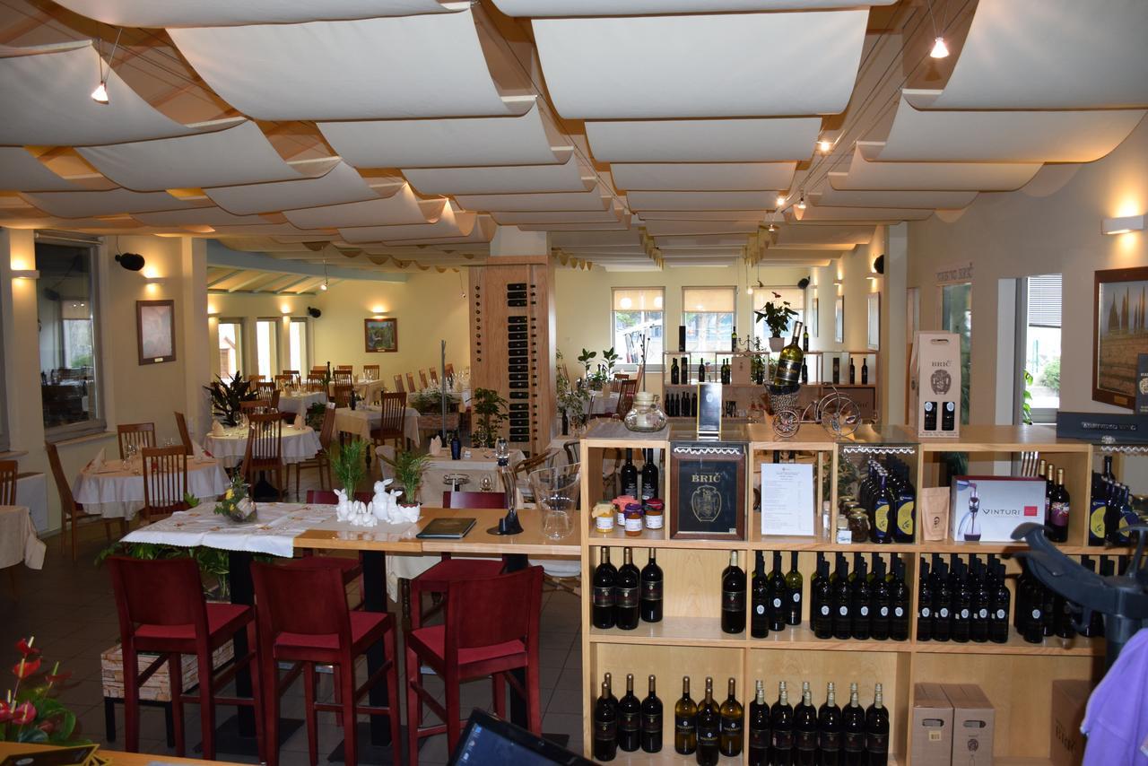 Restaurant Bric Dekani Bagian luar foto