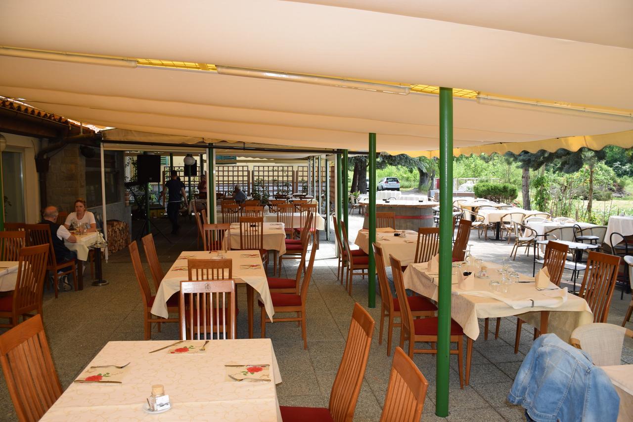 Restaurant Bric Dekani Bagian luar foto