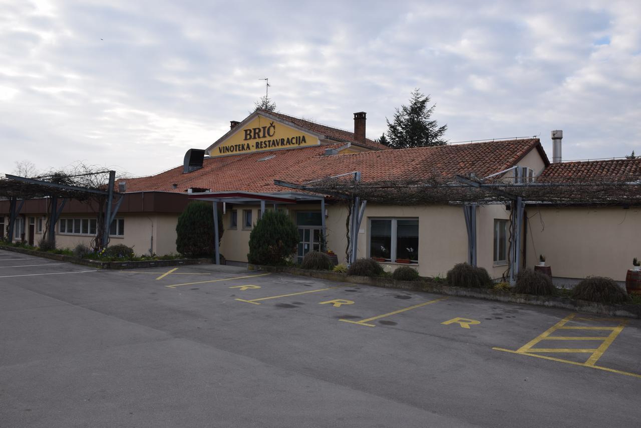 Restaurant Bric Dekani Bagian luar foto