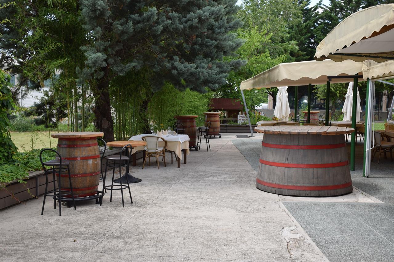 Restaurant Bric Dekani Bagian luar foto